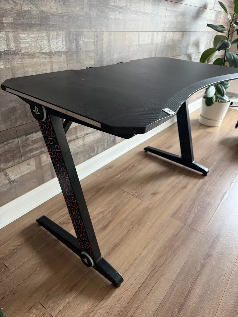 Table/desk - Image 2