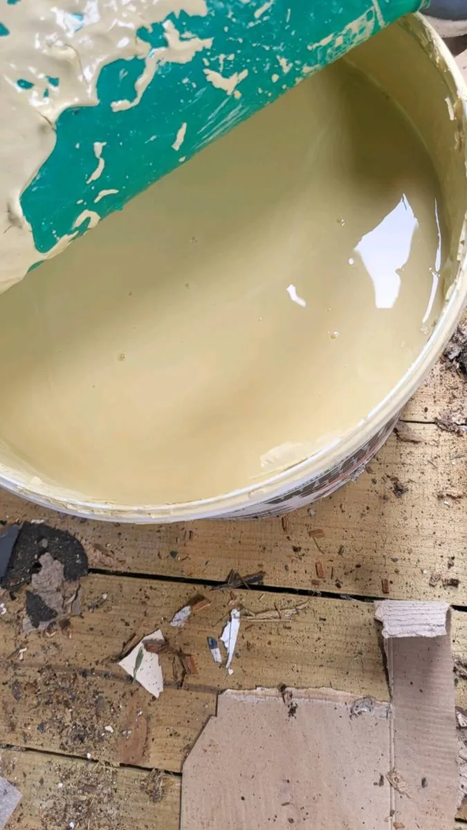 10 litres dulux weathershield paint country cream - Image 2