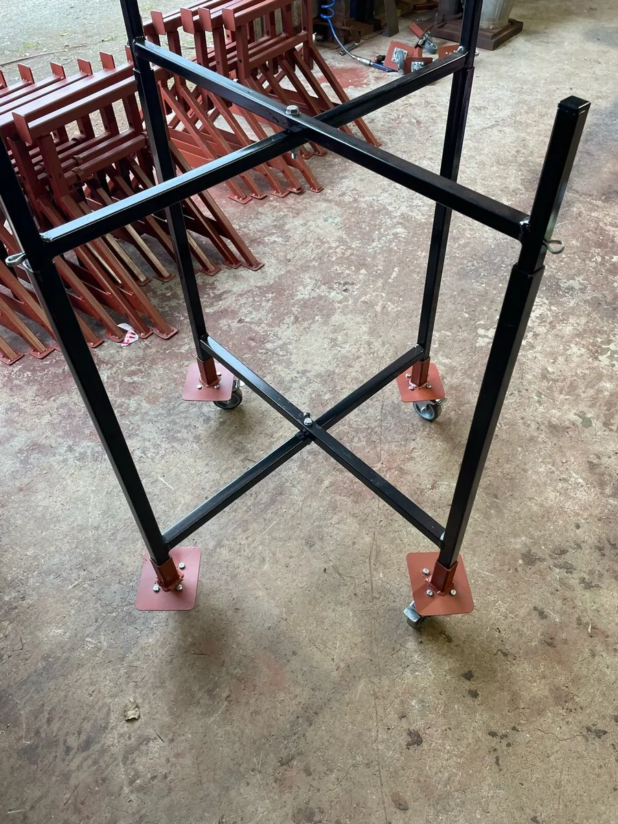 Height adjustable plastering stands - Image 1