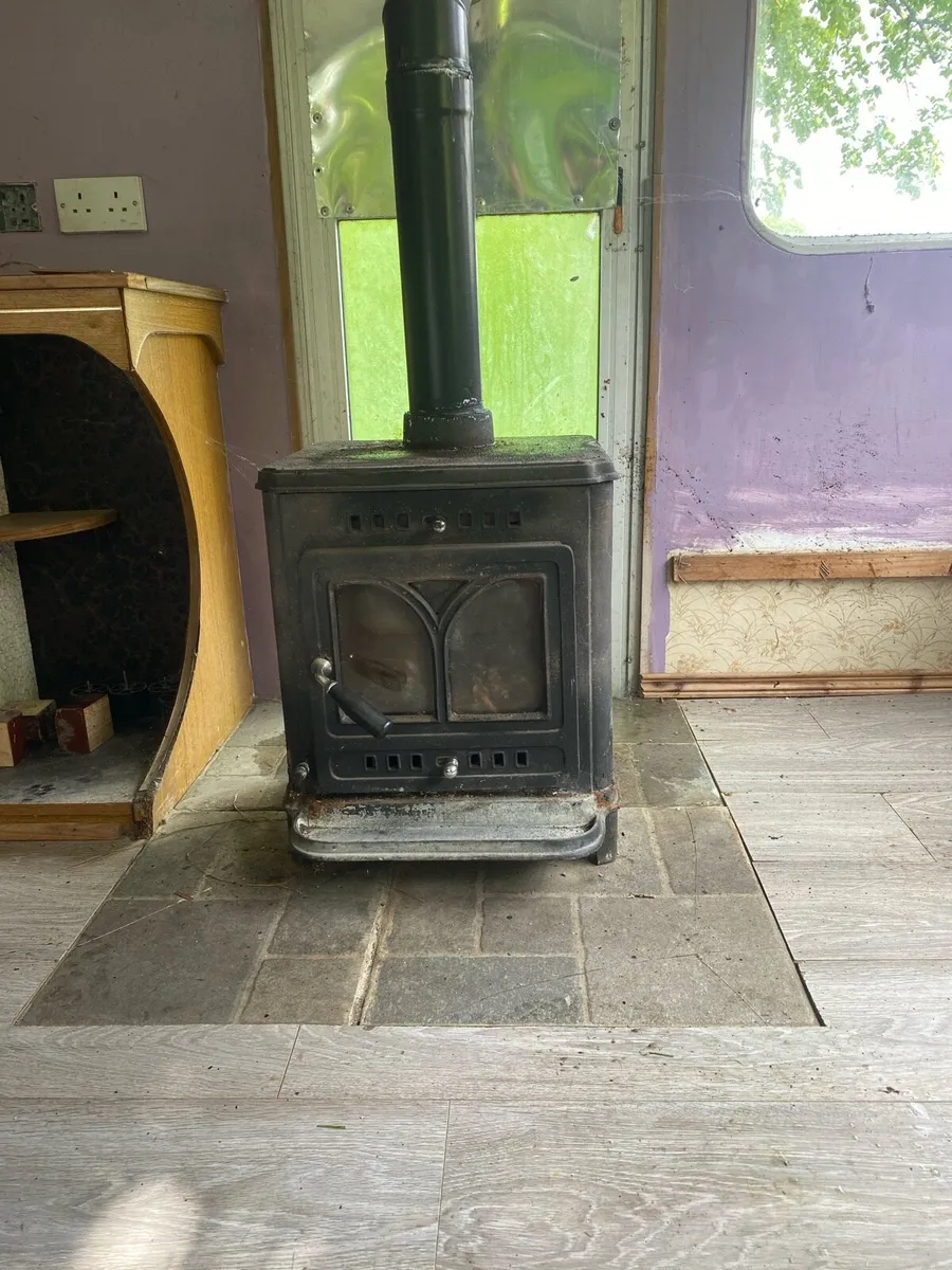 Solid fuel stove - Image 1