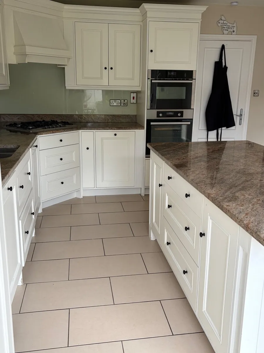 Large Shaker Kitchen with Island & Stone worktops - Image 4