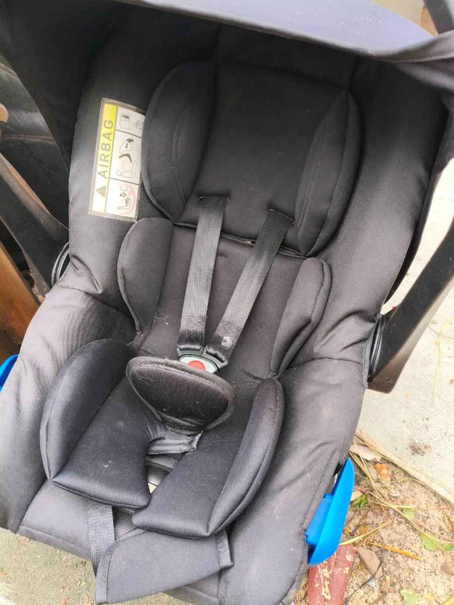 Isofix car seat like new 20 euro moving need Gon - Image 3