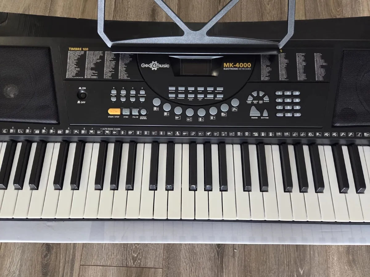 Used Electric Keyboard, MK 4000 - Image 3