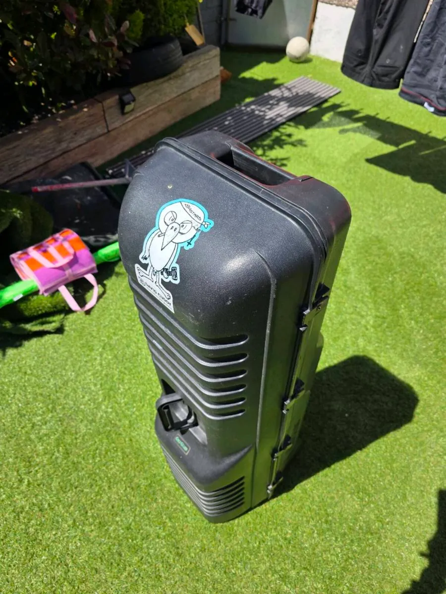 Solid travel case - Image 2