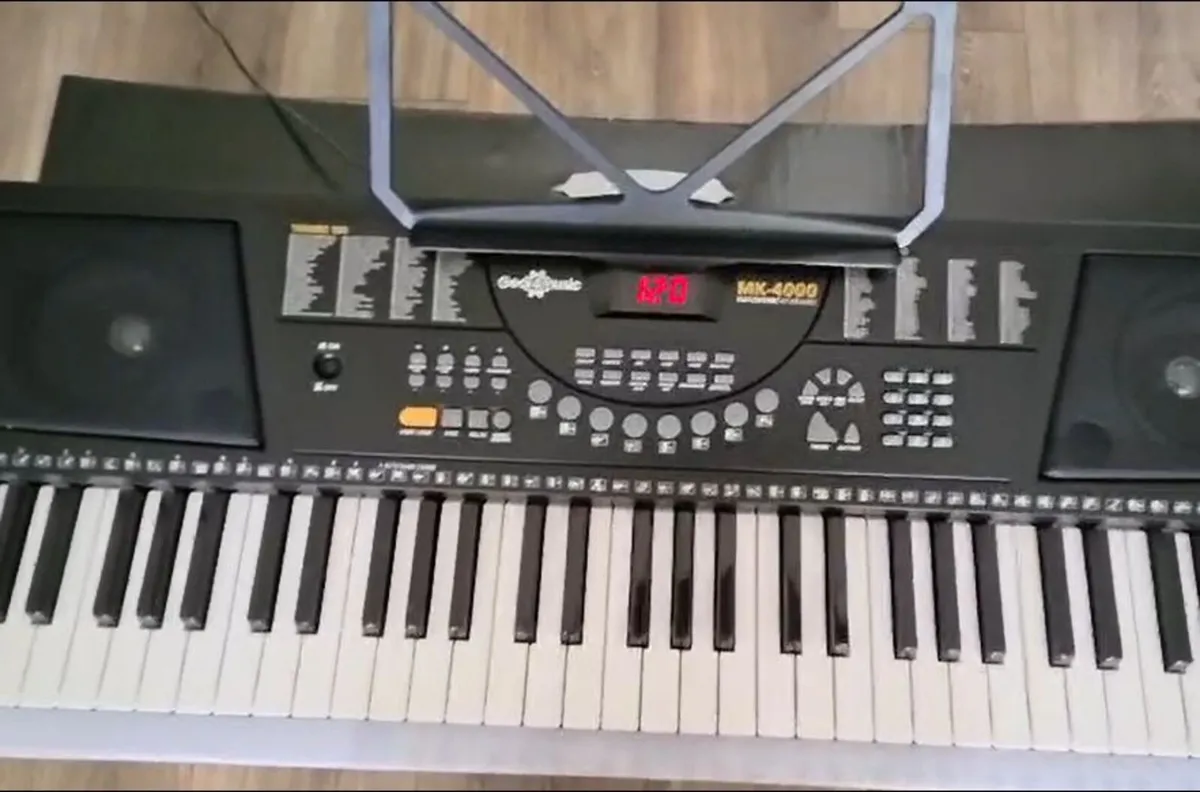 Used Electric Keyboard, MK 4000 - Image 4