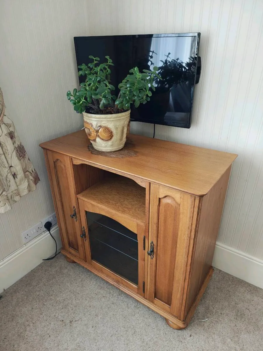 Solid oak style TV/media cabinet - Image 4