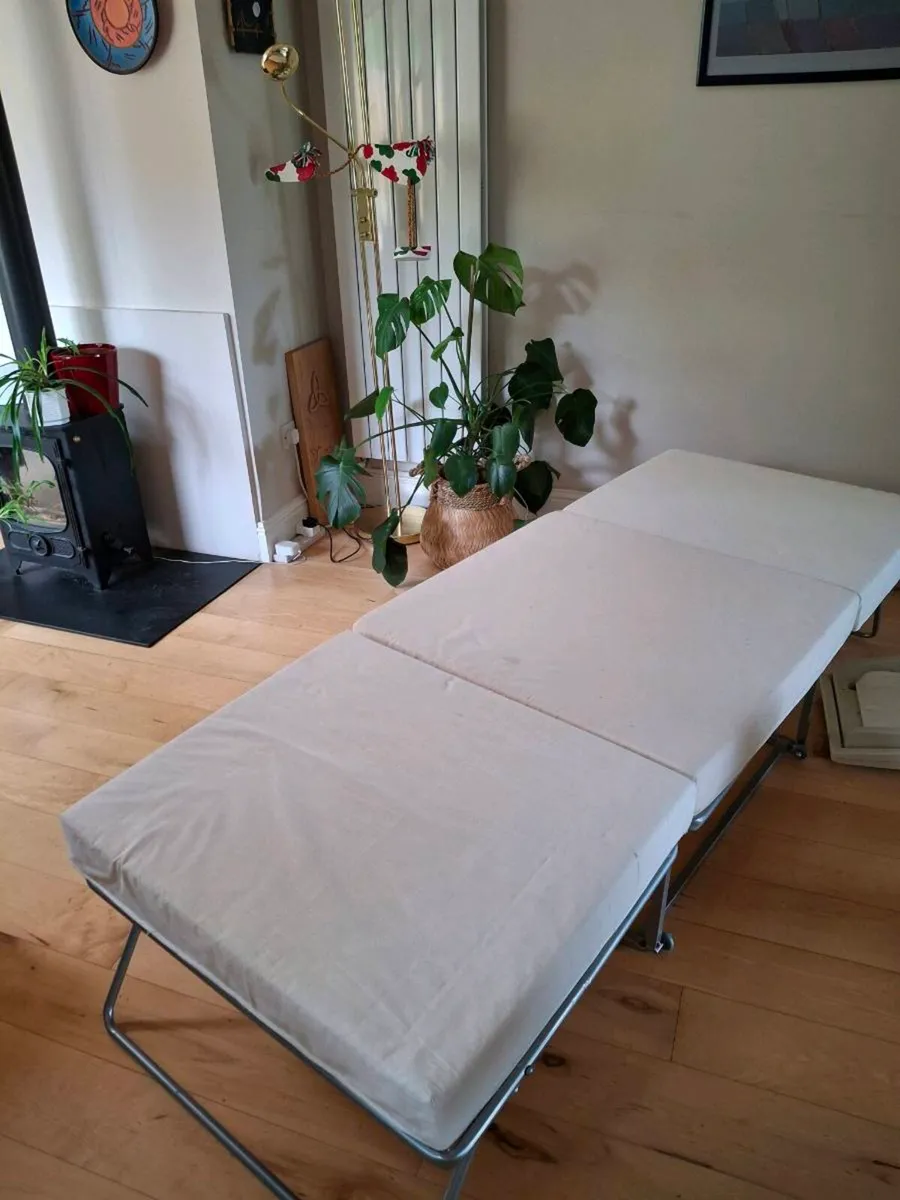 Foldable single guest bed - Image 1