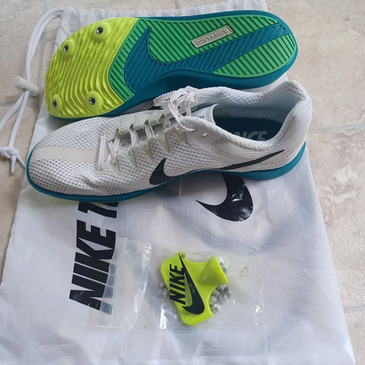 Running shoes with spikes size 7 - Image 1
