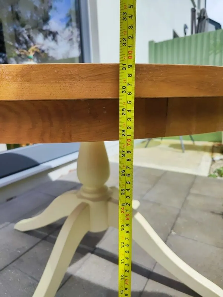 Solid round wood table - Image 4