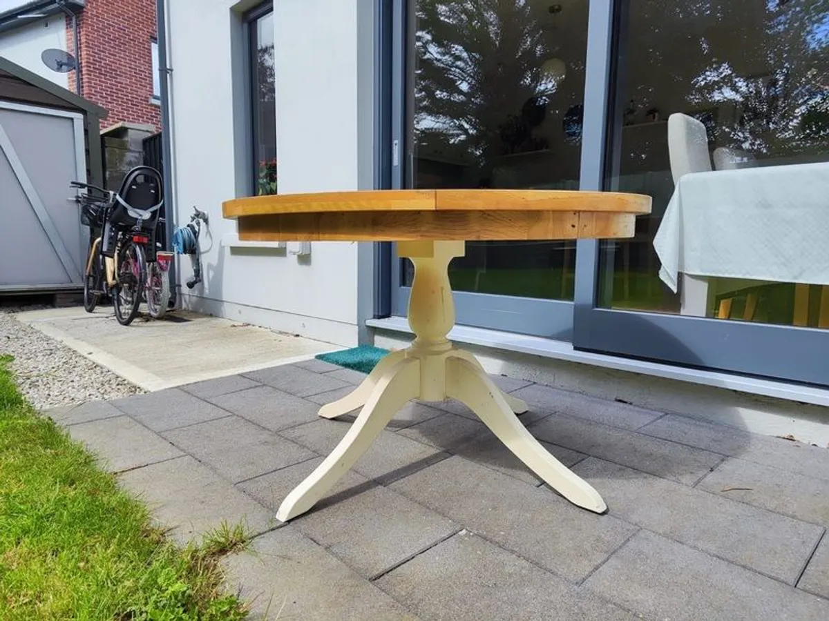 Solid round wood table - Image 1