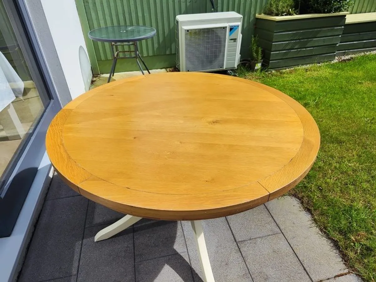 Solid round wood table - Image 2