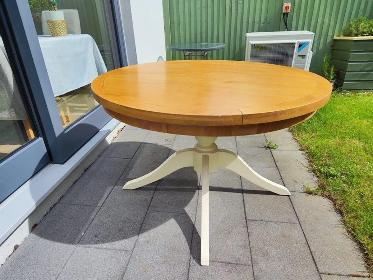Solid round wood table - Image 3