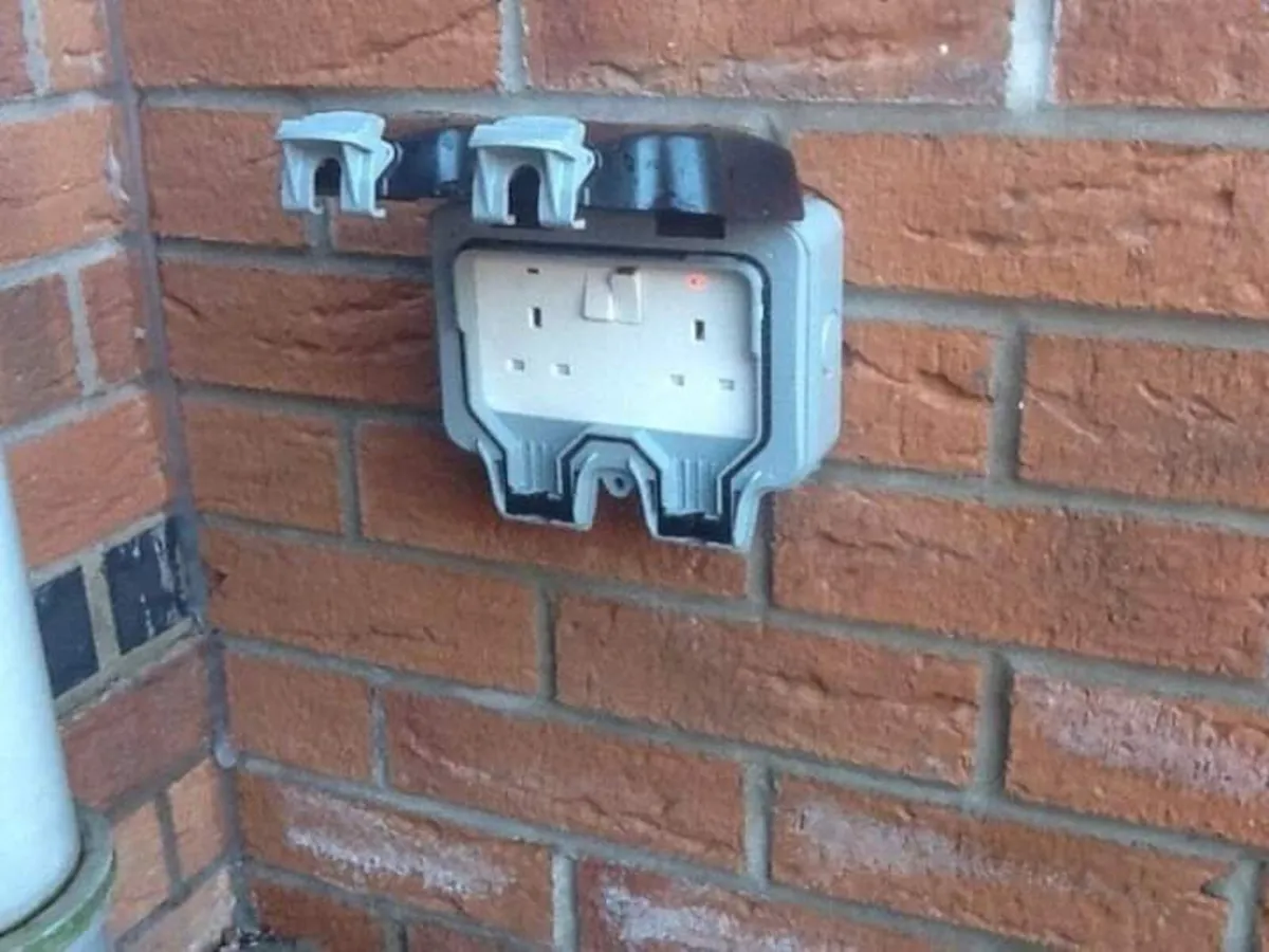 Outdoor sockets and lights - Image 2