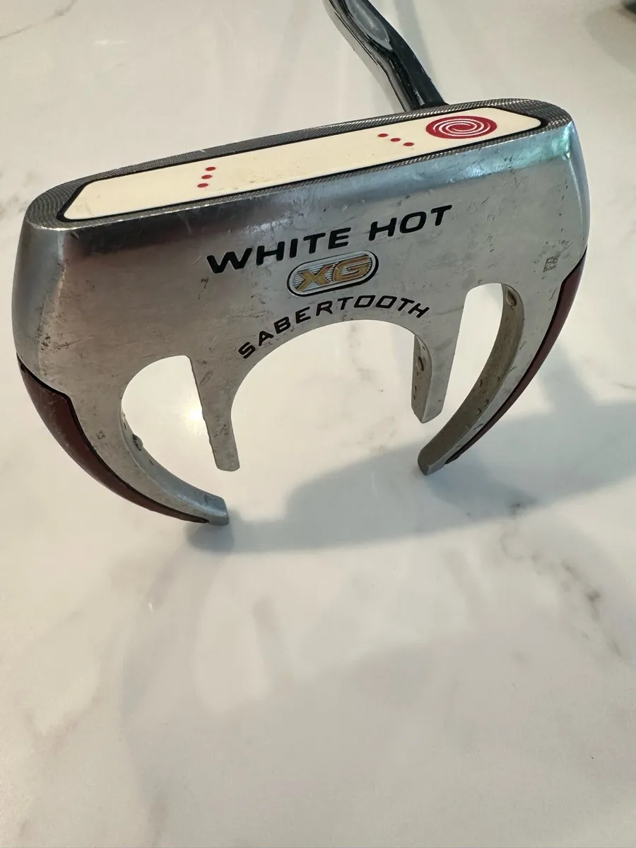 Odyssey White Hot Sabertooth 34 Putter - Image 4