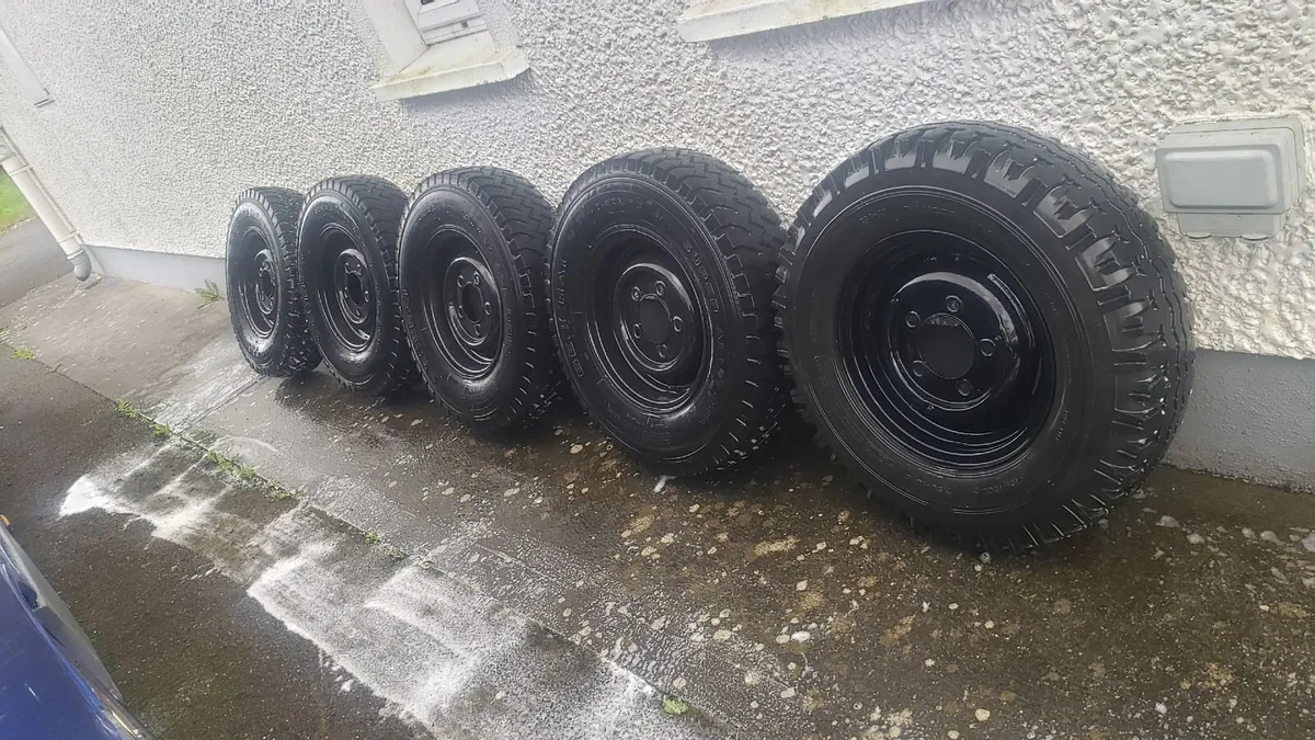 land rover classic defender wheels x 5 vgc - Image 1