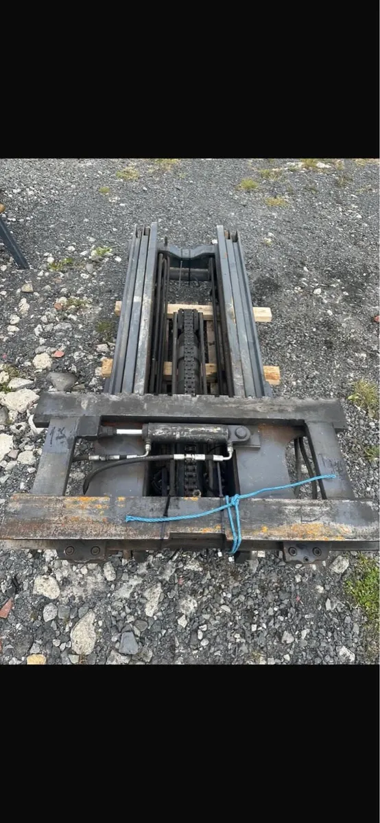 Fork lift mast - Image 1