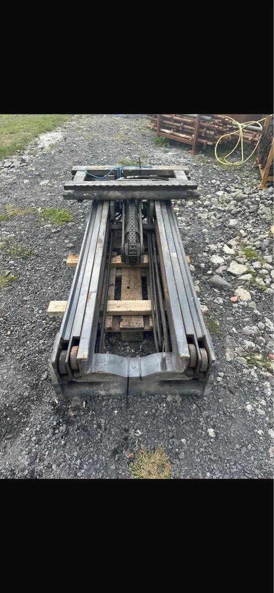 Fork lift mast - Image 2