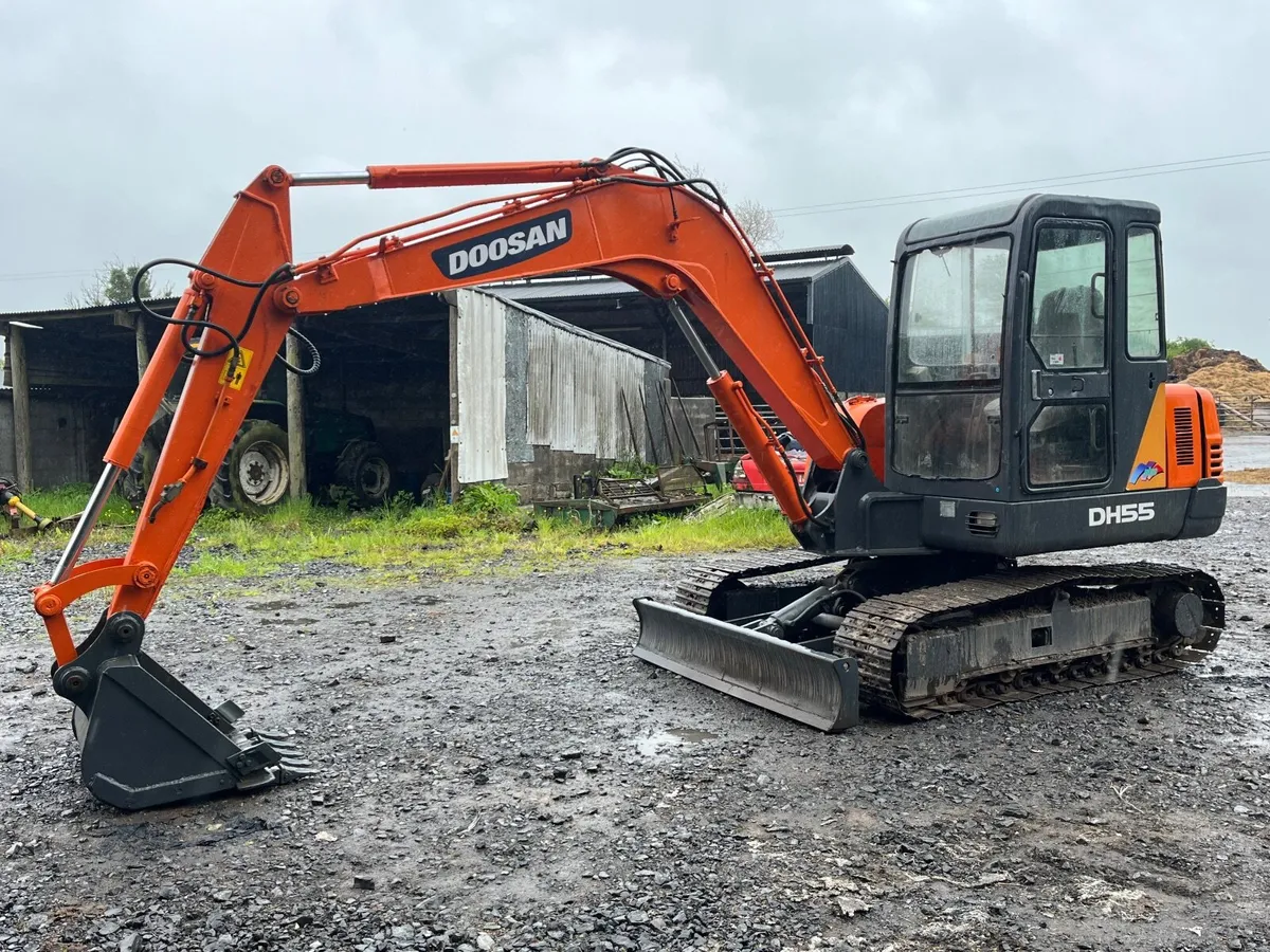 DOOSAN DH55 5.5 TONNE DIGGER - Image 1