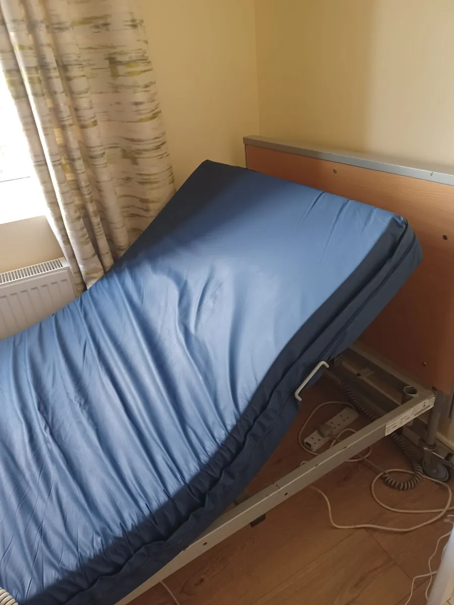 Medical bed - Image 1