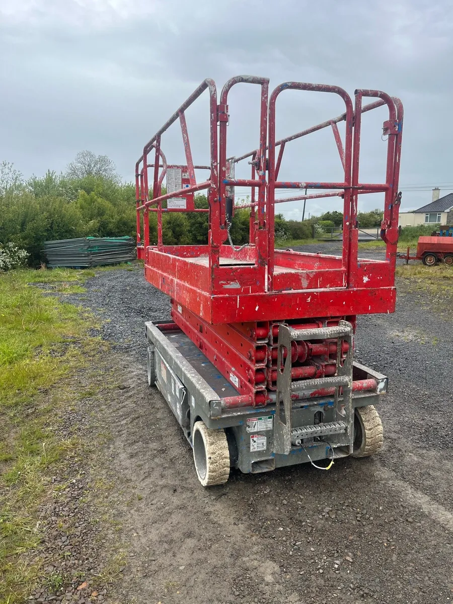 Gene Skyjack Scissor Lift - Image 2