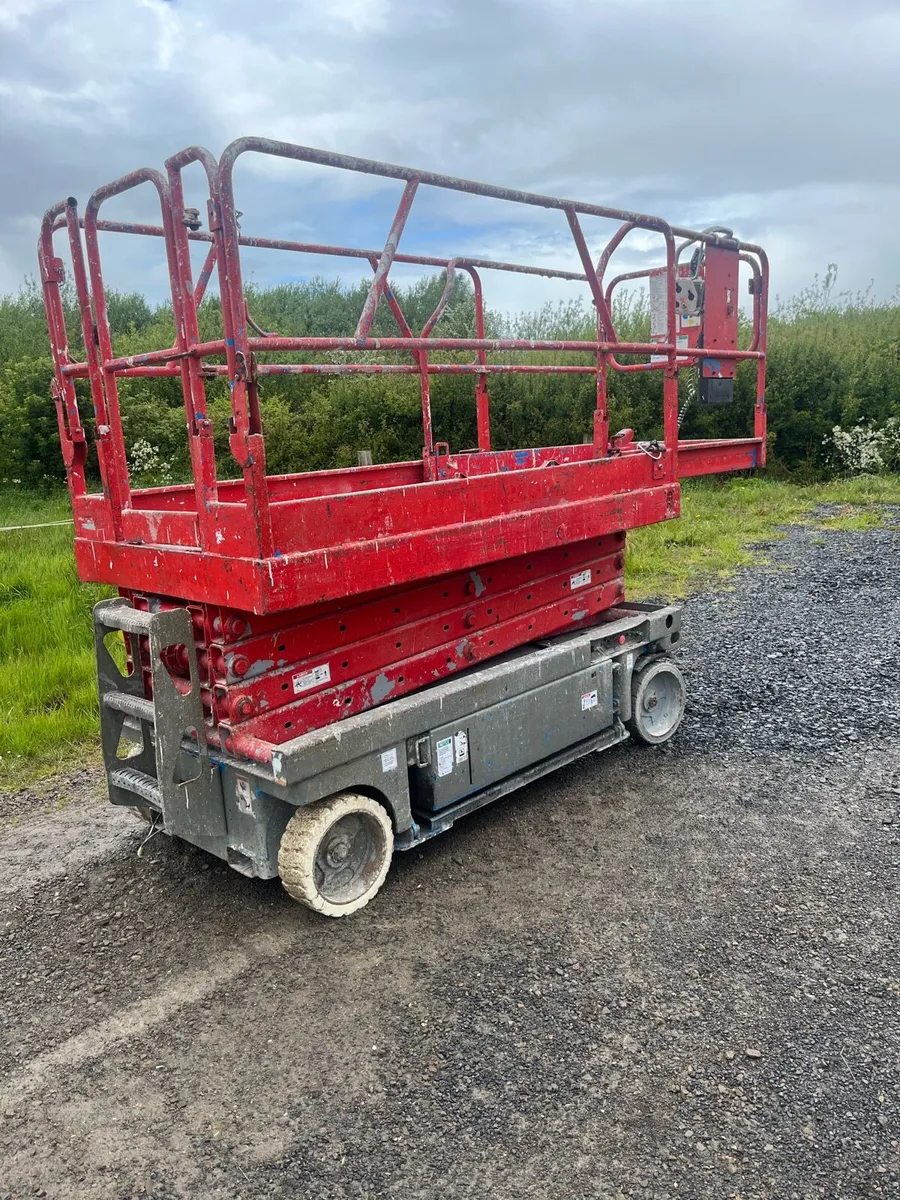 Gene Skyjack Scissor Lift - Image 3