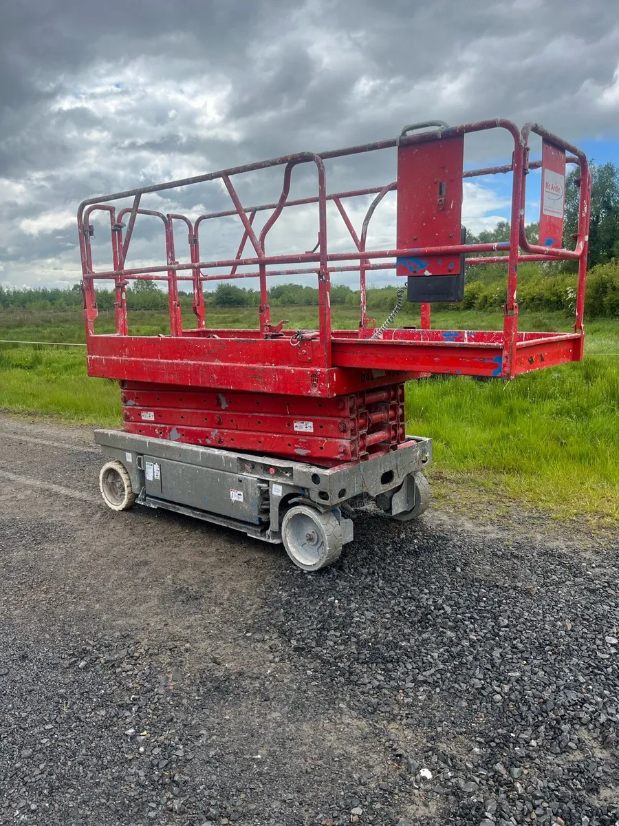 Gene Skyjack Scissor Lift - Image 1