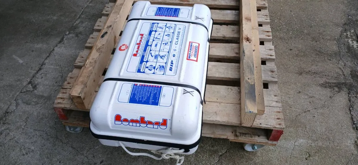 Bombard  6 man life raft - Image 3