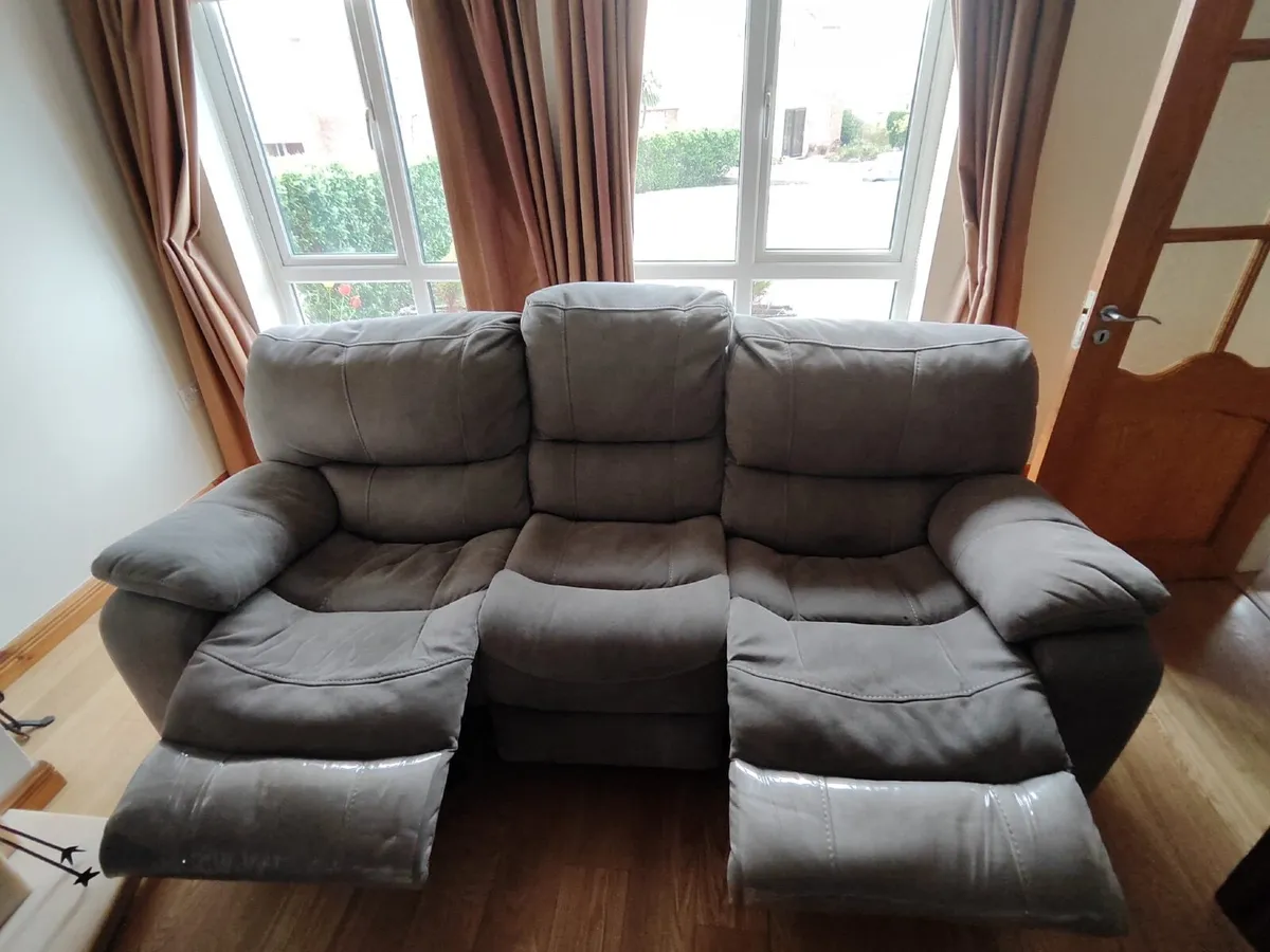 3 Seater Reclining Couch & 2 Reclining Armchairs - Image 2