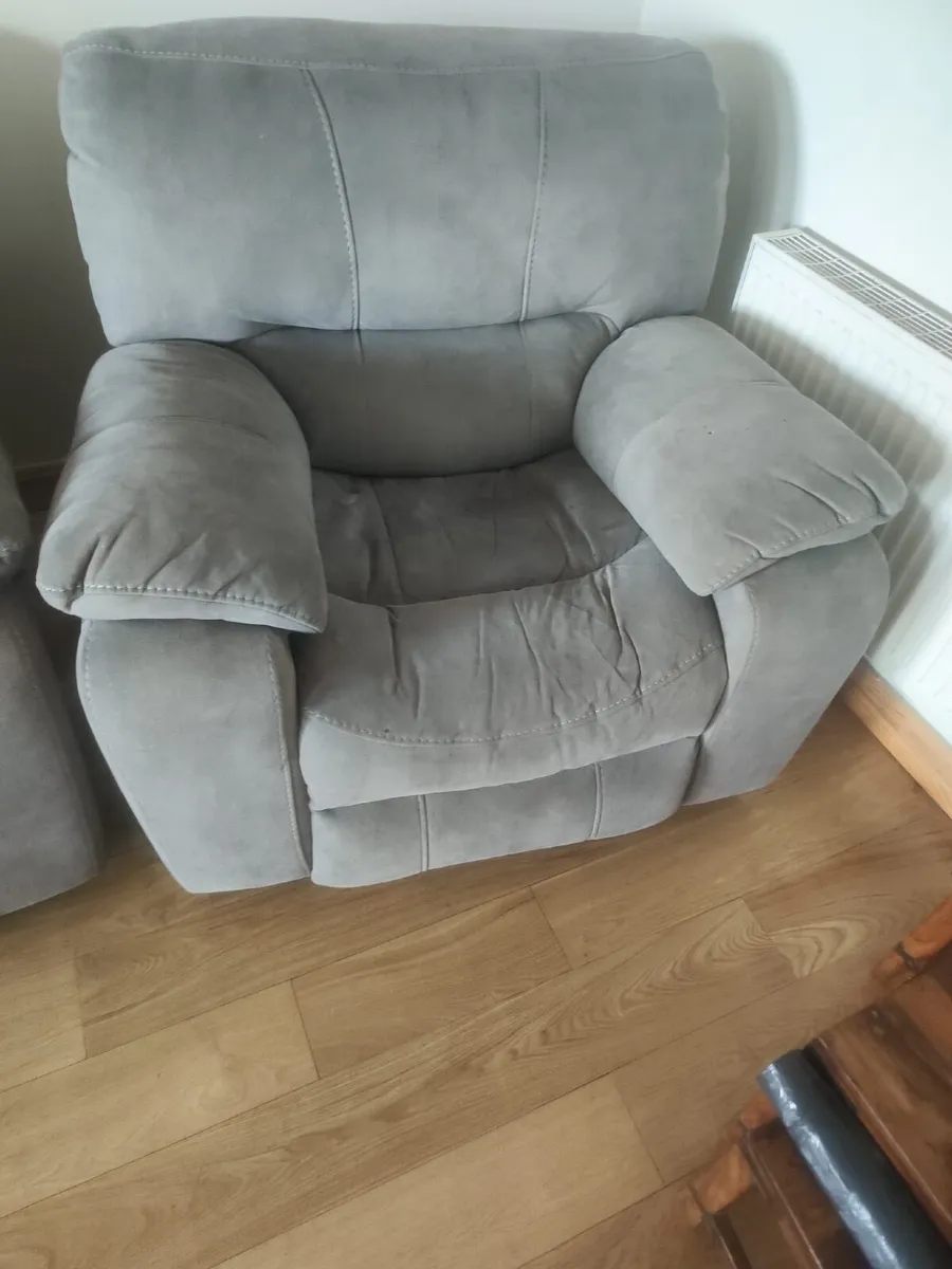 3 Seater Reclining Couch & 2 Reclining Armchairs - Image 4