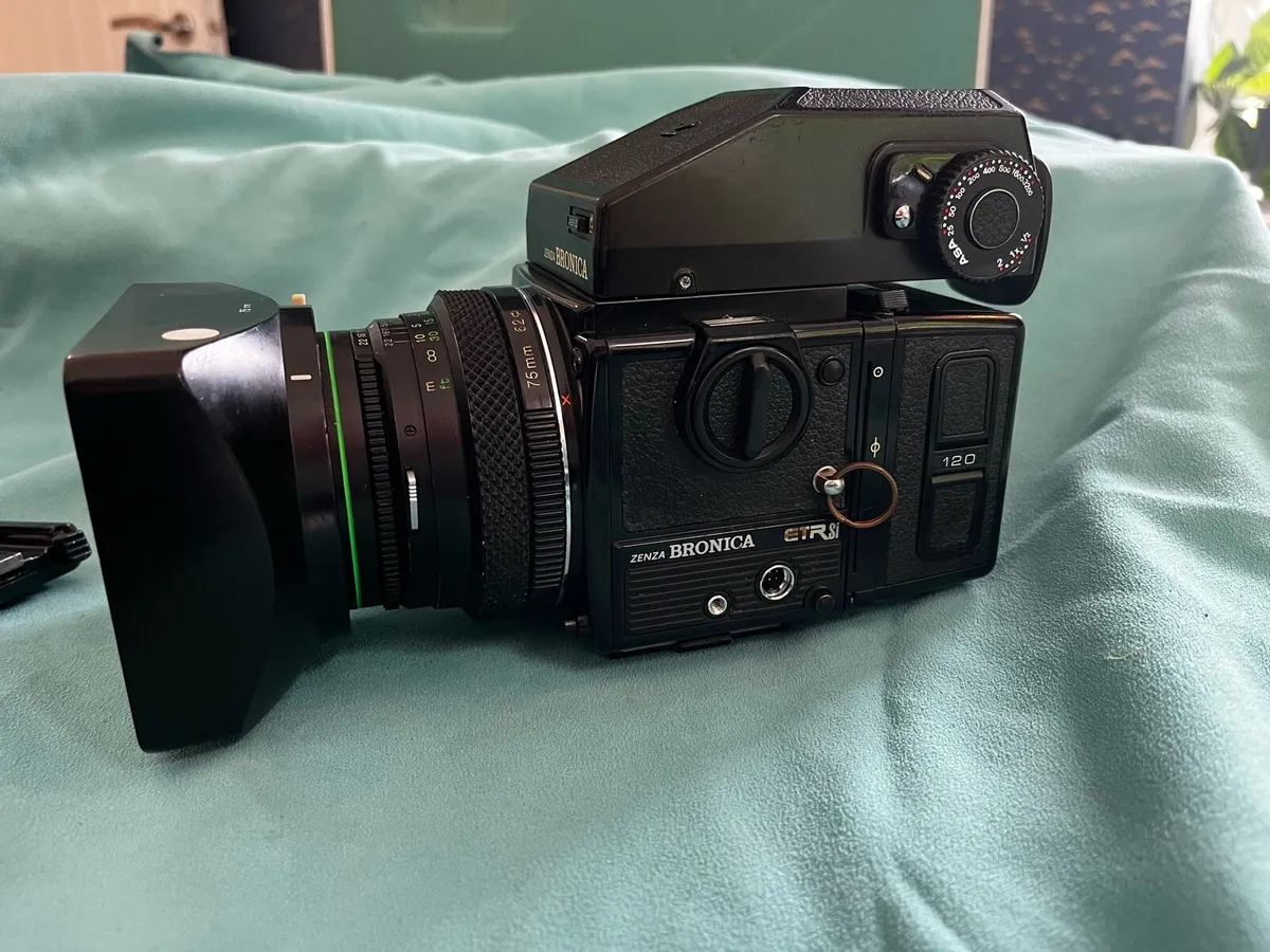 Bronica ETRsi, Prizm viewfinder, grip - Image 1
