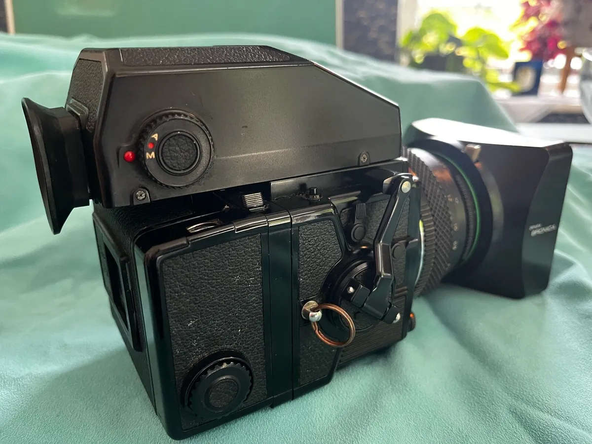 Bronica ETRsi, Prizm viewfinder, grip - Image 2
