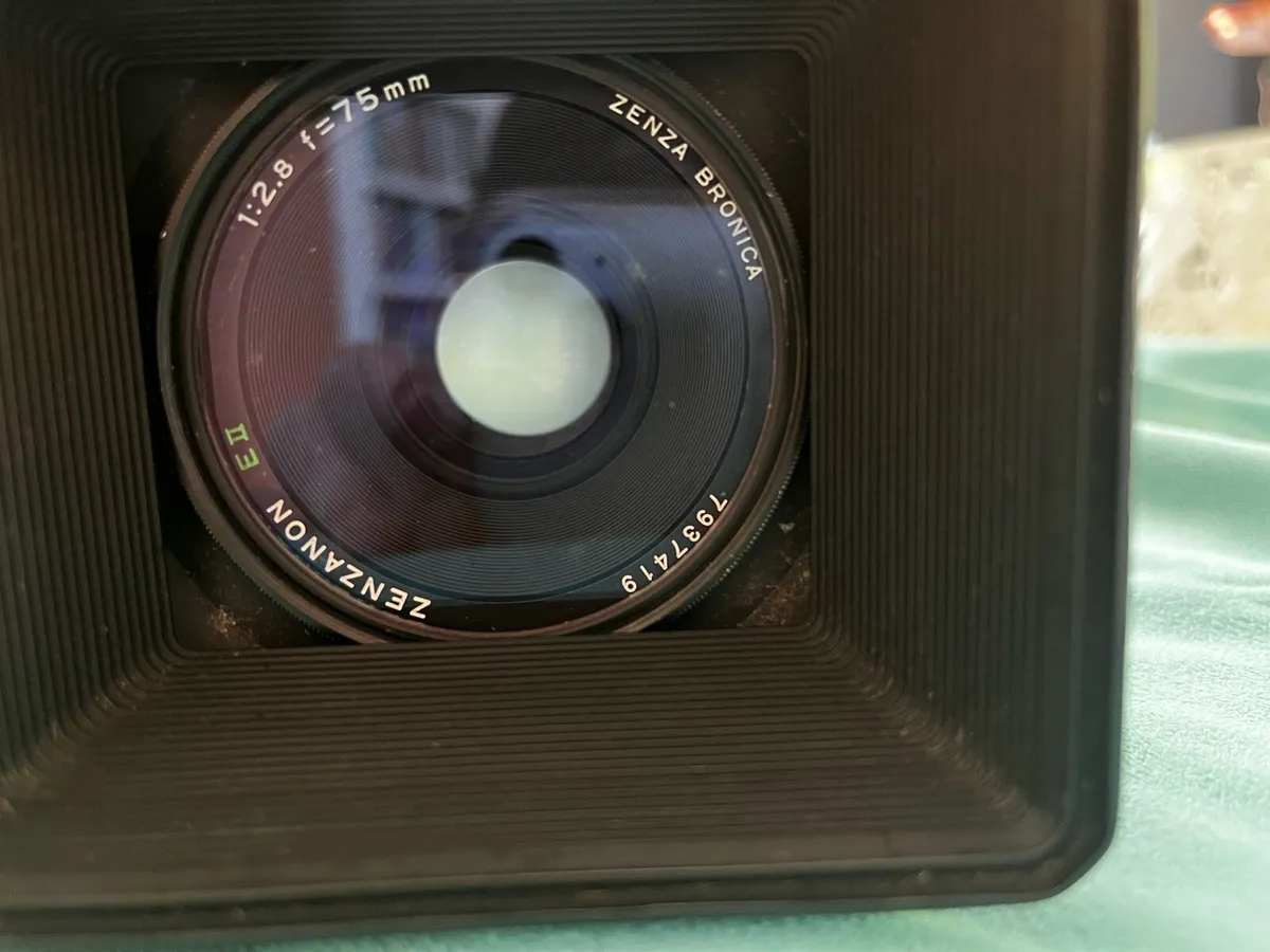 Bronica ETRsi, Prizm viewfinder, grip - Image 3
