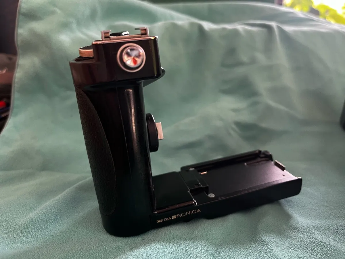 Bronica ETRsi, Prizm viewfinder, grip - Image 4