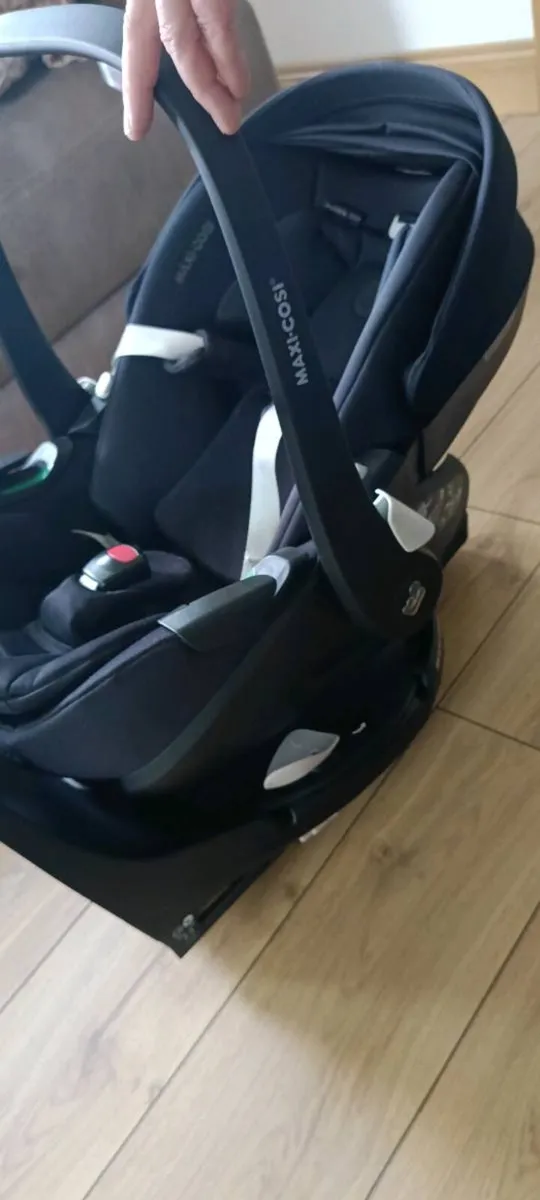 Maxi-Cosi Baby Car Seat + 360 ISOFIX Base - Image 1