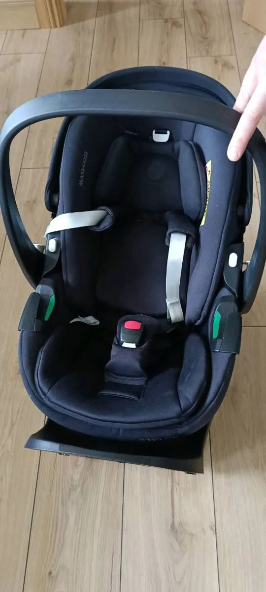 Maxi-Cosi Baby Car Seat + 360 ISOFIX Base - Image 2