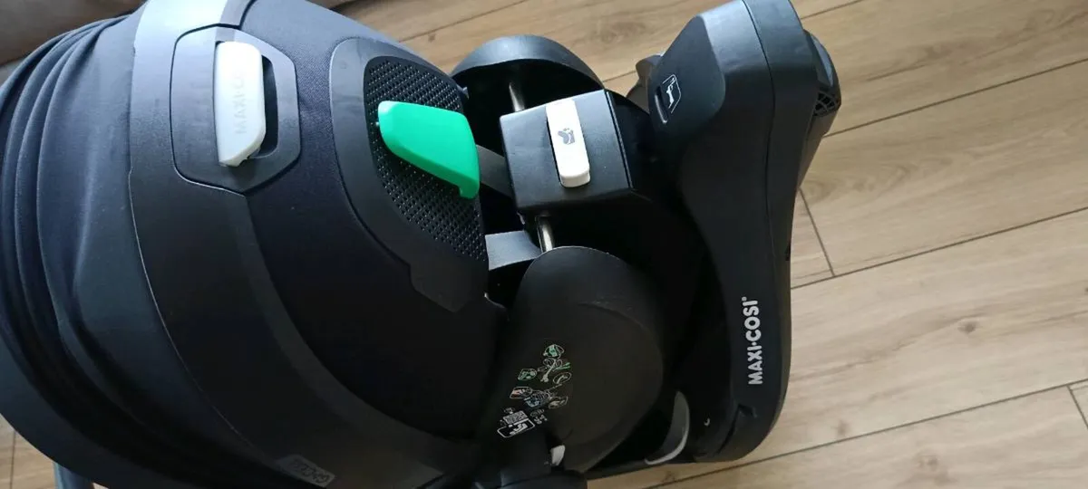 Maxi-Cosi Baby Car Seat + 360 ISOFIX Base - Image 3