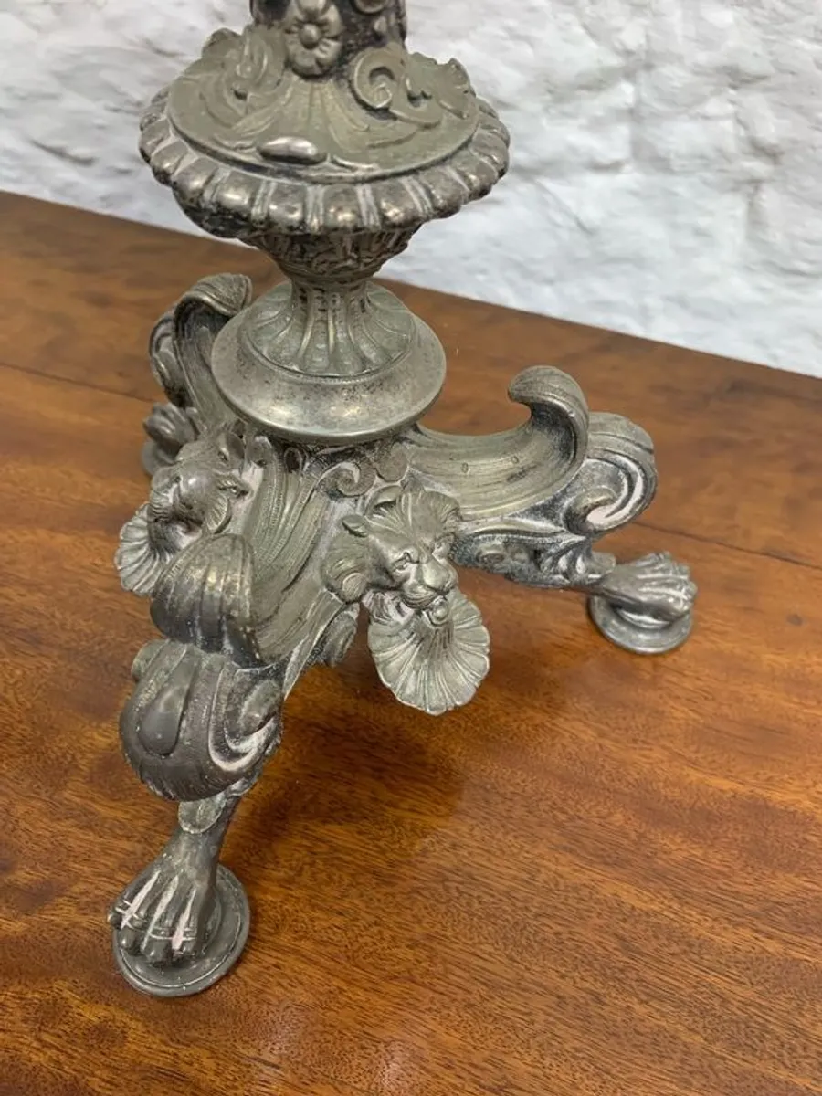 Early Edwardian oil lamp with cast metal base. - Image 2