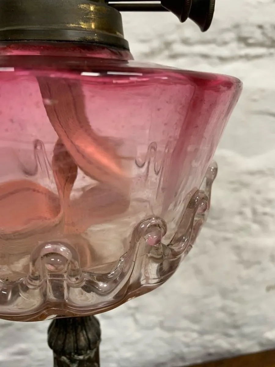 Early Edwardian oil lamp with cast metal base. - Image 3