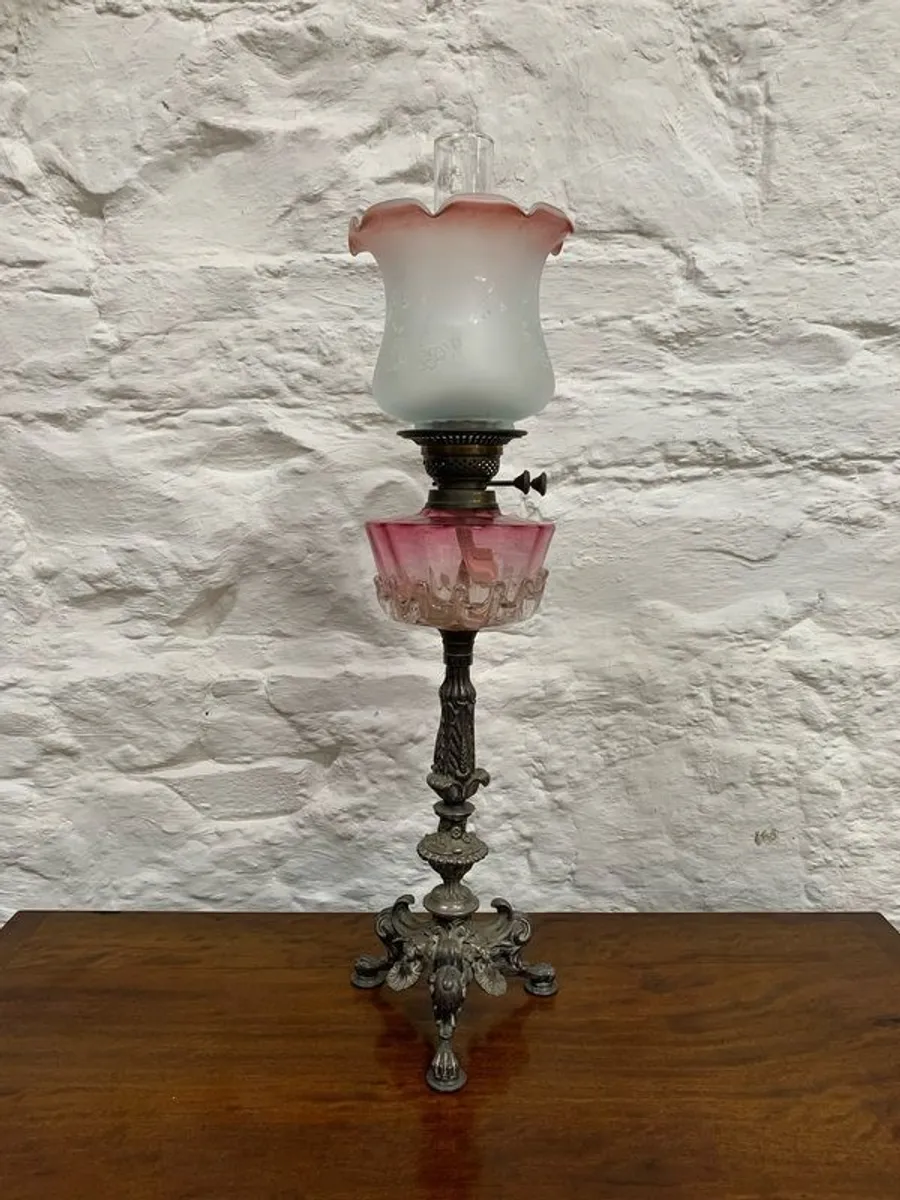 Early Edwardian oil lamp with cast metal base. - Image 1