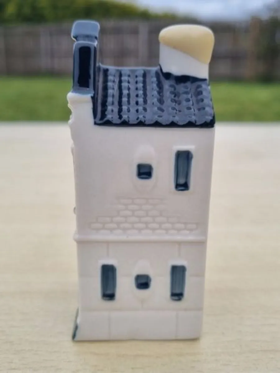 Collector's house made of Delft Blue ceramic, No71 - Image 2