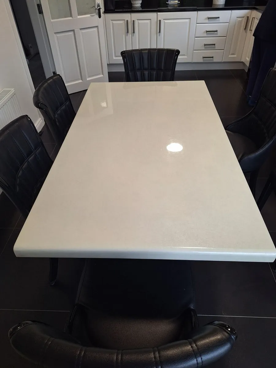 Dining table - Image 1