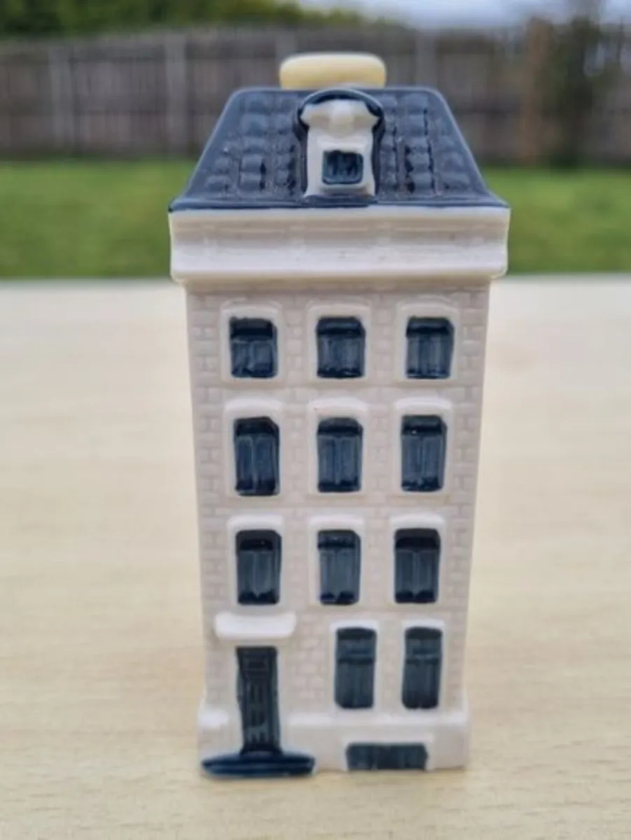 KLM House 74, a miniature house made of Delft Blue - Image 1