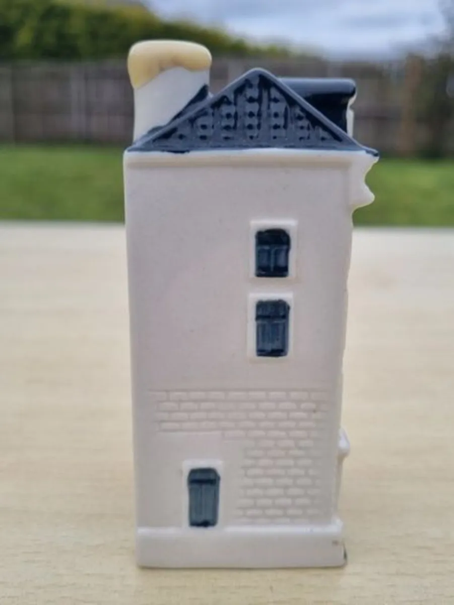 KLM House 74, a miniature house made of Delft Blue - Image 3
