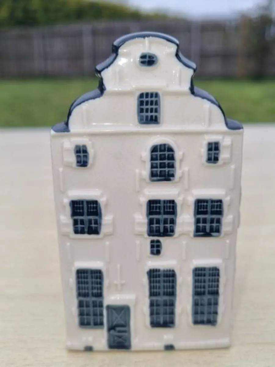 KLM Blue Delft miniature collector's house - Image 1