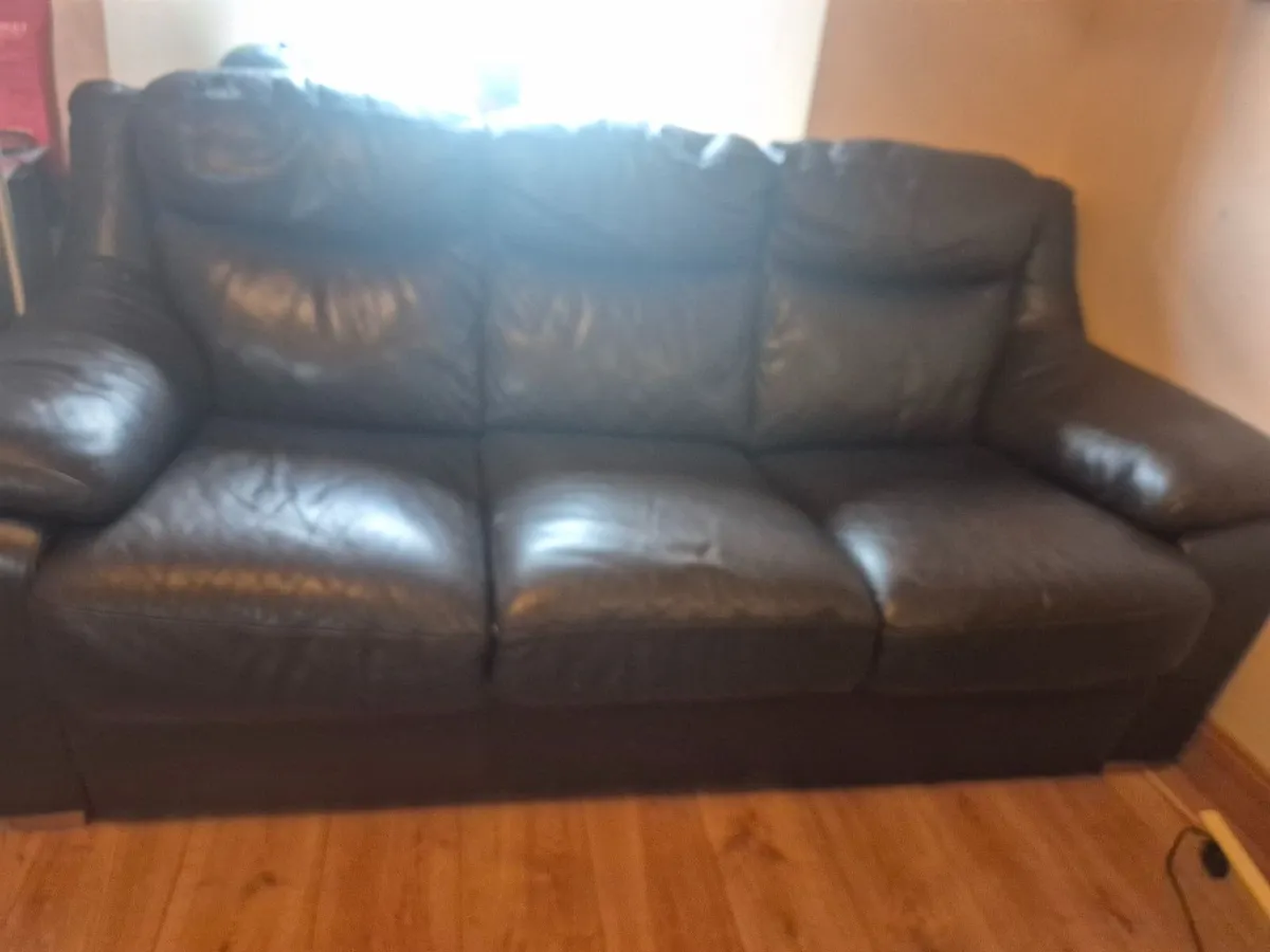 2 x premium leather couches -3 seater. 1 recliner - Image 3