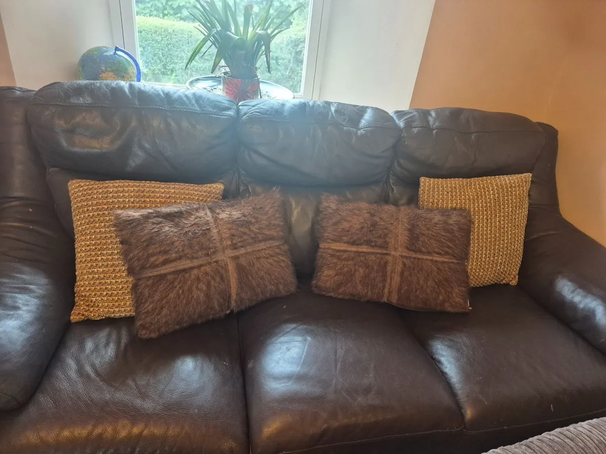 2 x premium leather couches -3 seater. 1 recliner - Image 4