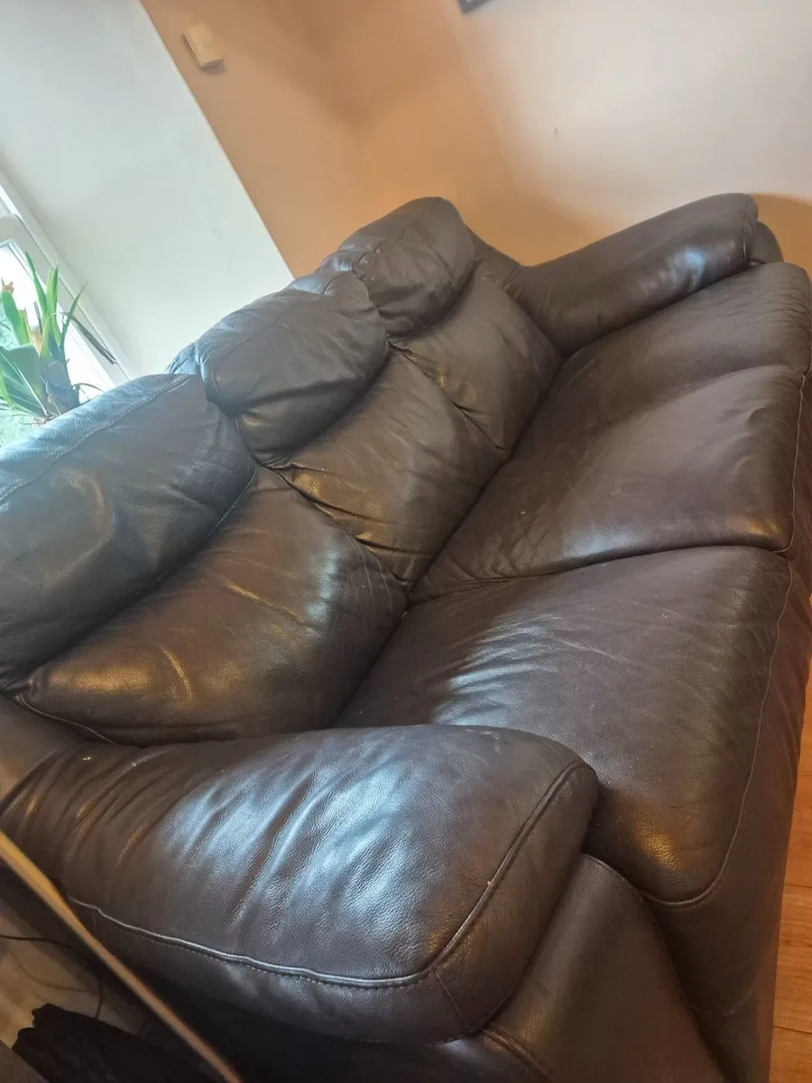 2 x premium leather couches -3 seater. 1 recliner - Image 2