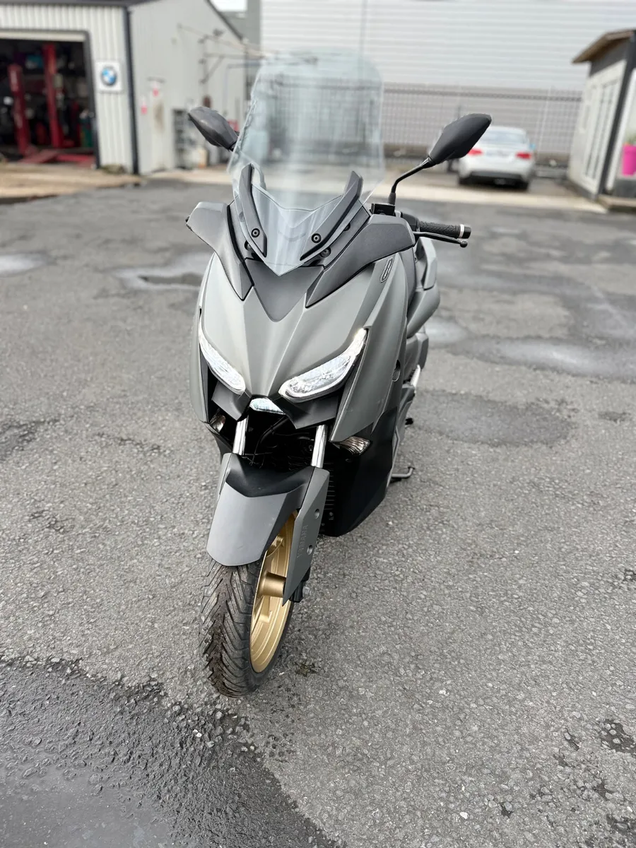 YAMAHA XMAX 300  2021 LOW KMS - Image 3