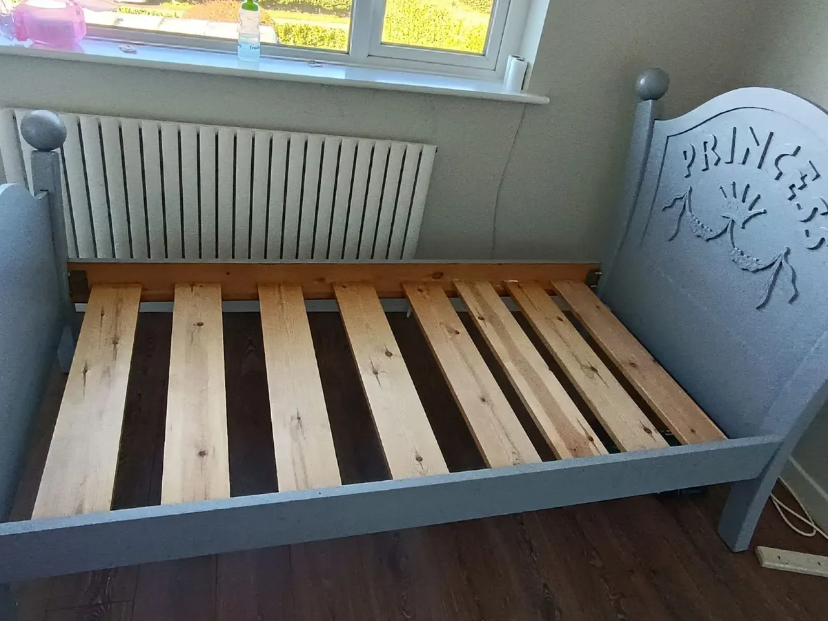 Single bed - Image 2