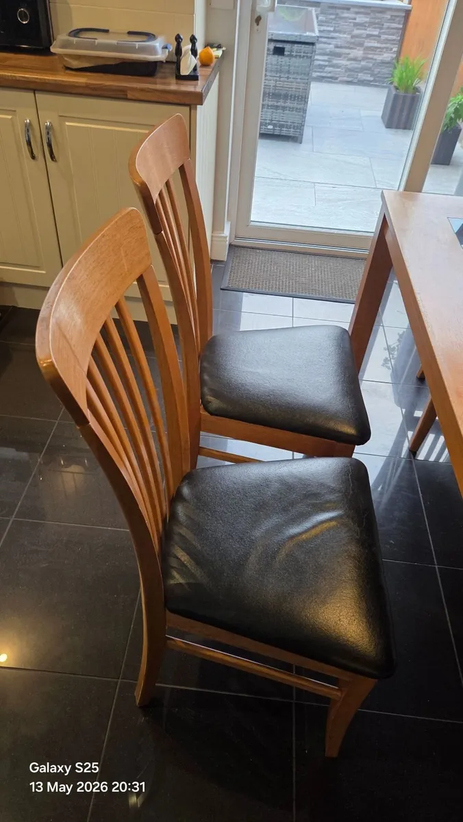 Dining table and 6 chairs - Image 4